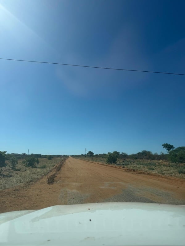 Pista sabbiosa nel bush namibiano percorsa da un fuoristrada