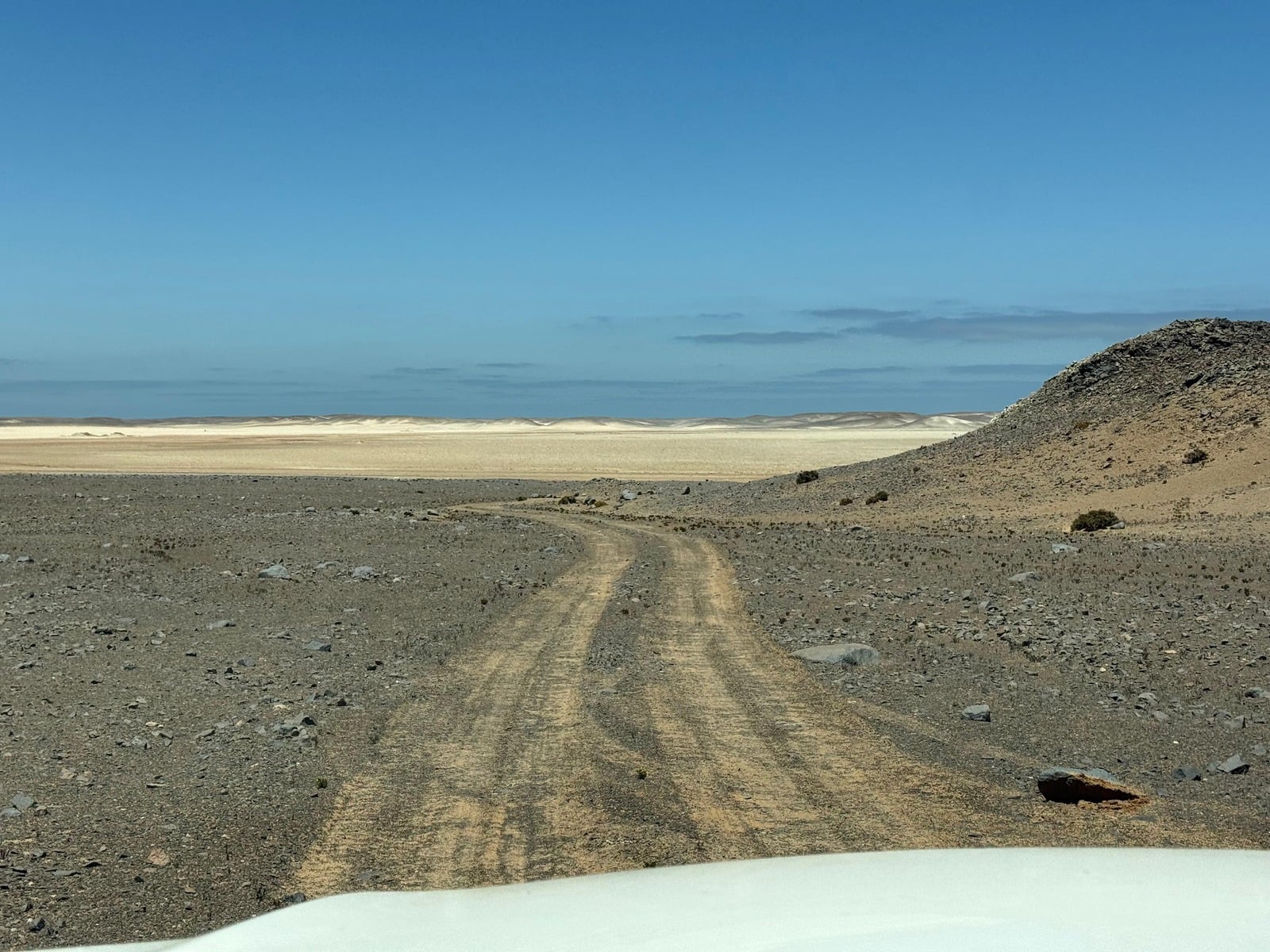 Strada gravel namibiana attraversata da un 4x4