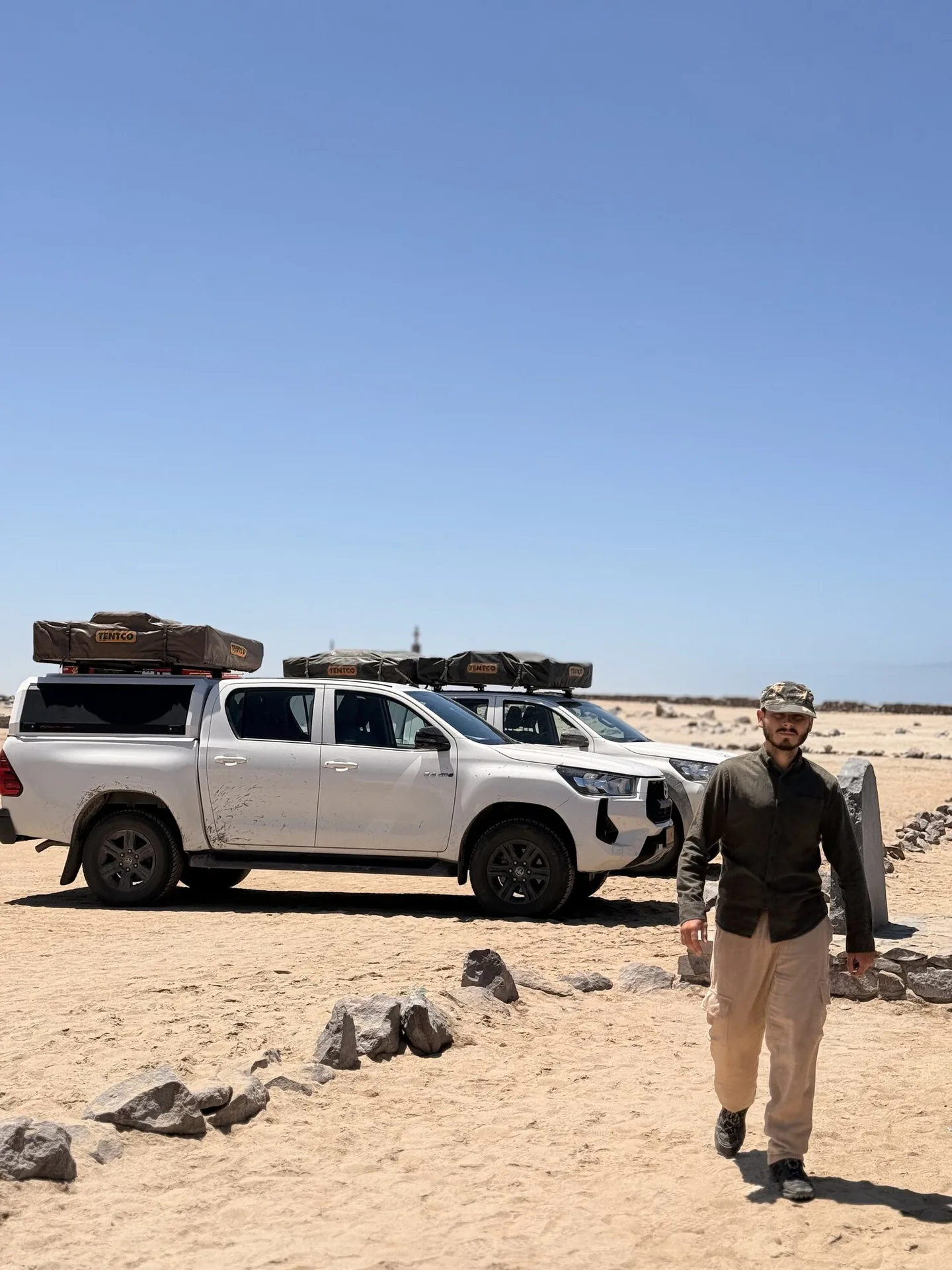 Aniello accanto ai due Toyota Hilux con tende da tetto, Namibia