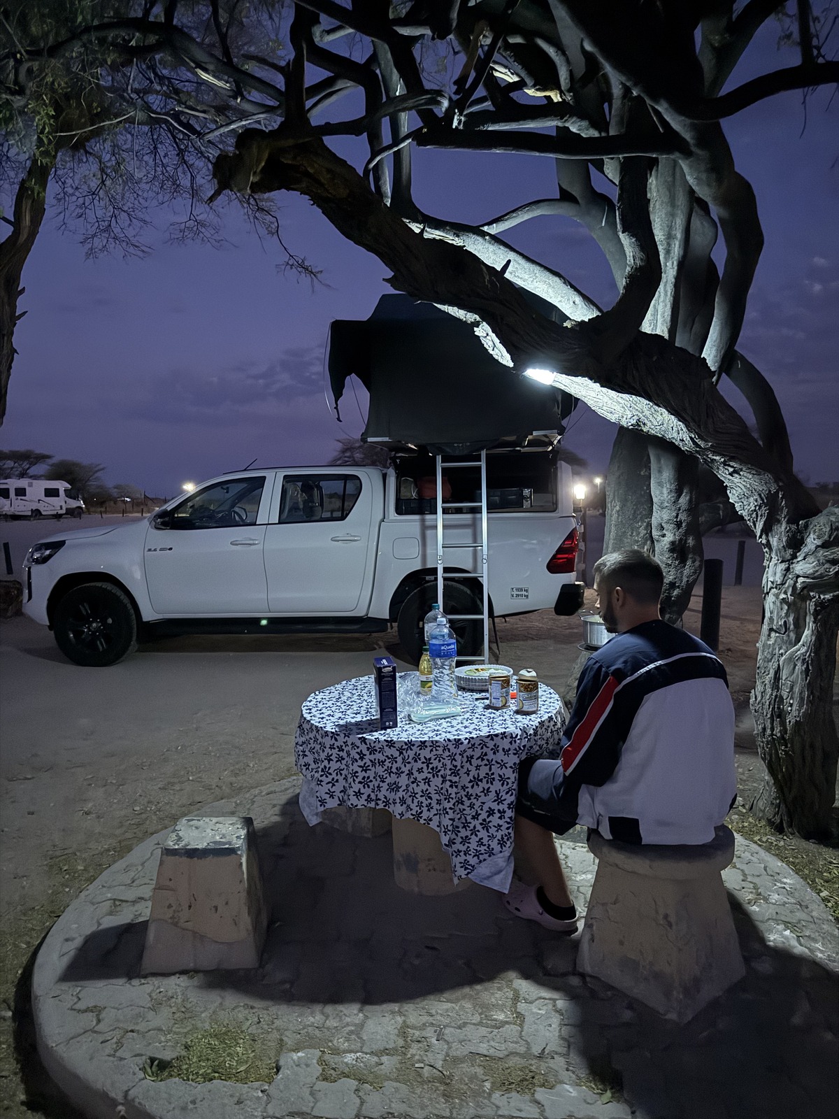 Veicolo con tenda da tetto in un campeggio nel deserto namibiano