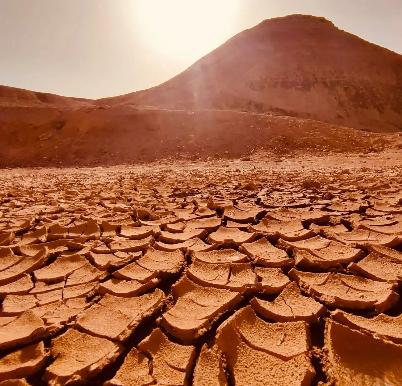 Terra screpolata e collina rossa nel sud del Marocco