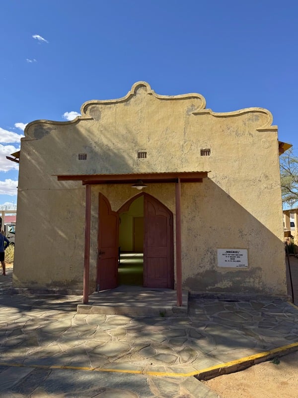 Vecchio rottame e chiesa di Solitaire lungo la strada