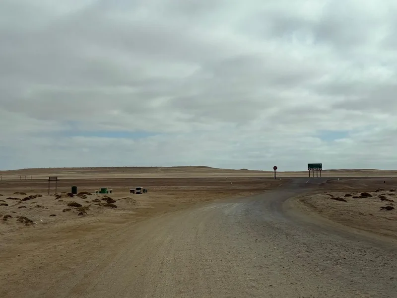 Strada panoramica in Namibia con paesaggio desertico