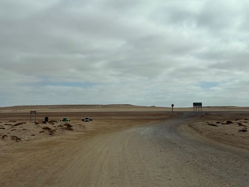 Strada panoramica in Namibia con paesaggio desertico
